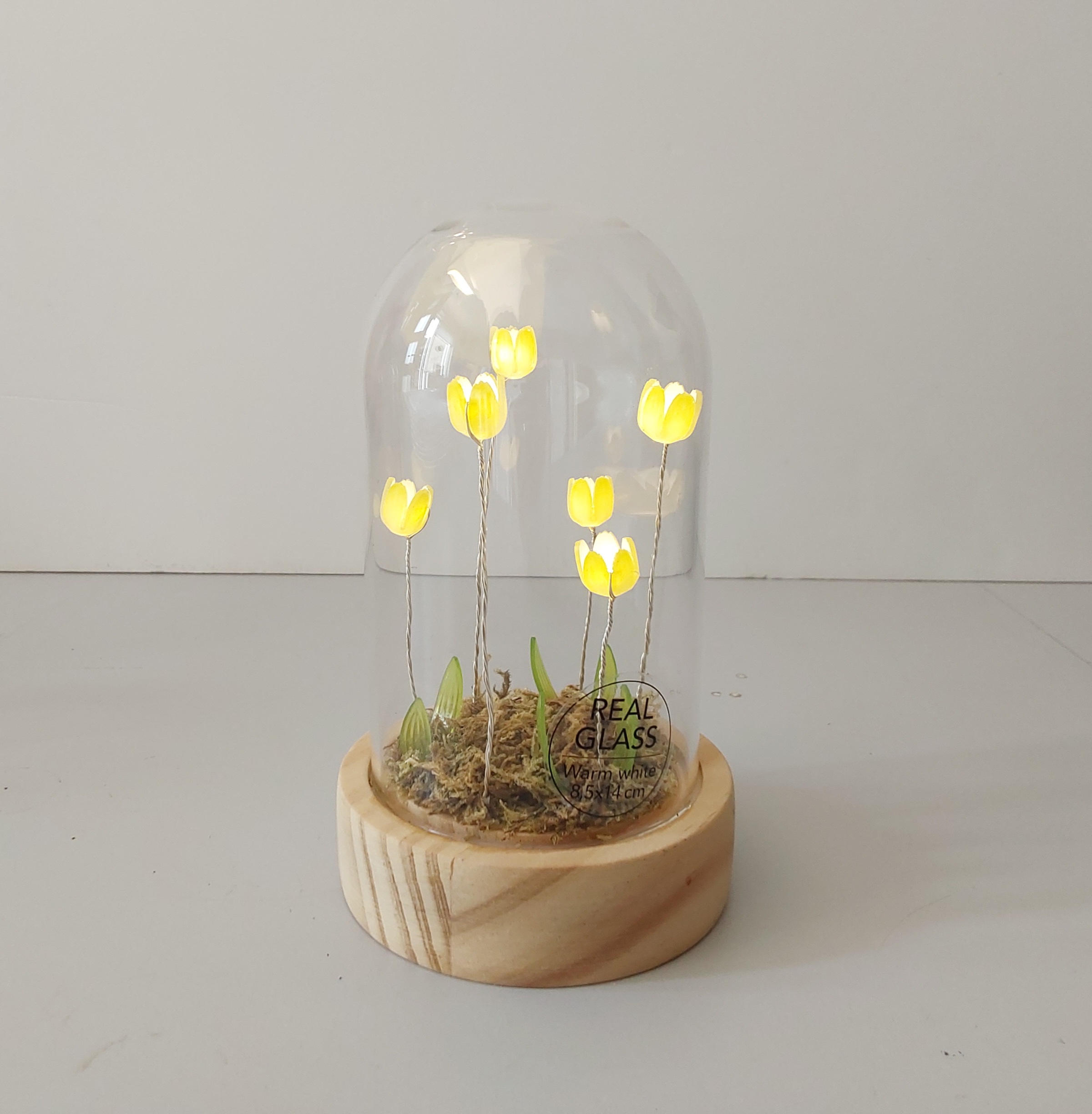 Stolp met gele verlichte tulpjes
