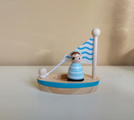 Houten bootje met piraat pegdoll, licht blauw