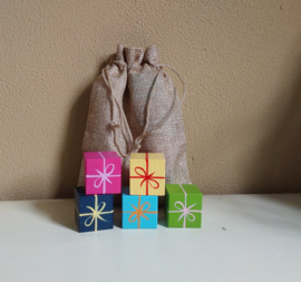Set van 5 cadeau blokjes in jute opbergzakje