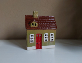Huisje van keramiek,  groen met rode deur