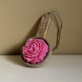 Houten schaaltje met geurend amberroosje,  roze