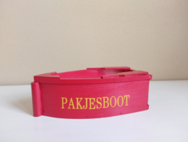 Rode houten pakjesboot