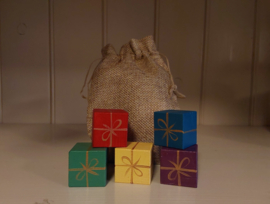 Set van 5 houten cadeau blokjes in jute zakje