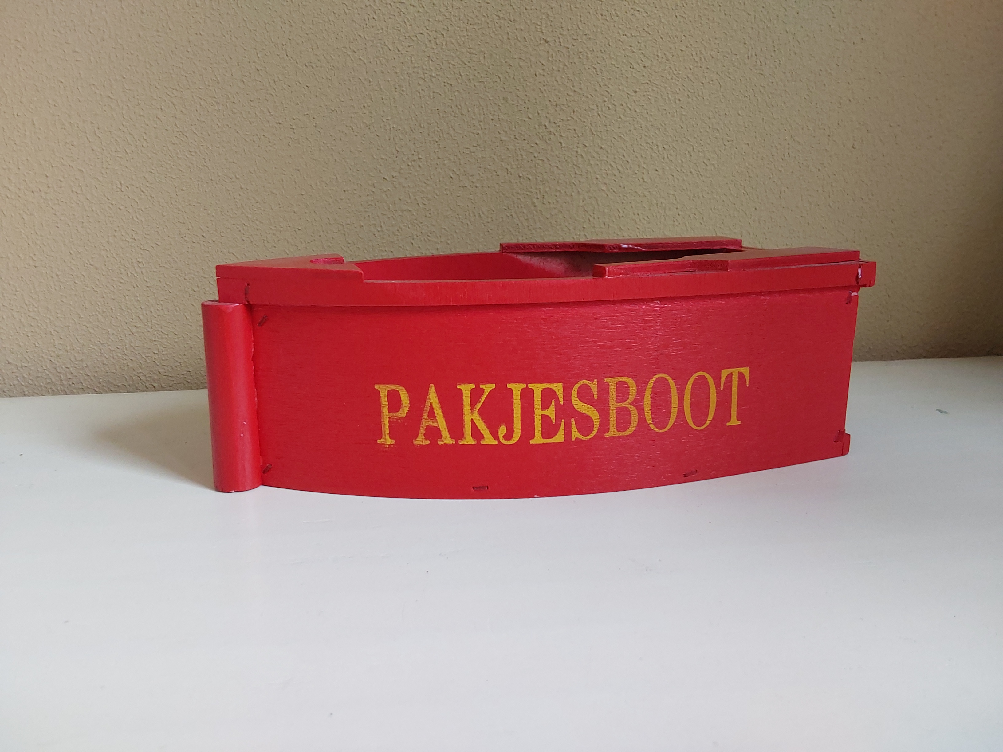 Rode houten pakjesboot