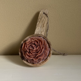 Houten schaaltje met geurend amberroosje, bruin