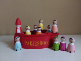Rode houten pakjesboot