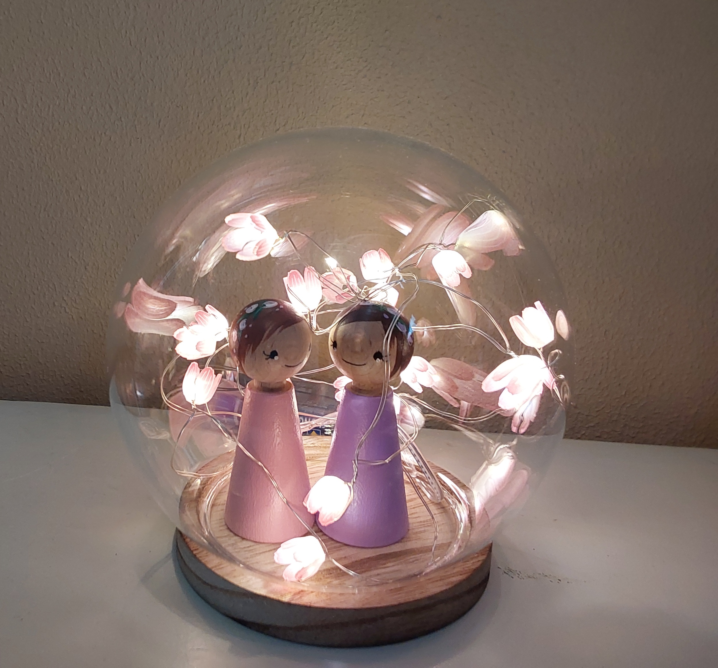 Stolp met roze verlichte tulpjes en twee bloemenmeisjes