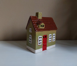Huisje van keramiek,  groen met rode deur