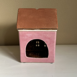 Huisje van keramiek,  roze