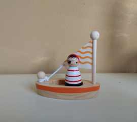 Houten bootje met piraat pegdoll, rood