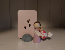 Moeder en kind met kaart op houder