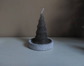 Kerstboom kaars op betonnen schaaltje, donker groen
