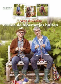 Hobbyboek Arne & Carlos breien de bloemetjes buiten (NL)