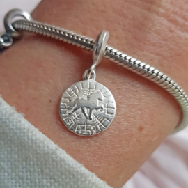 Vegvísir Power Tölter zilver: charm IJslands magisch symbool met IJslands paard