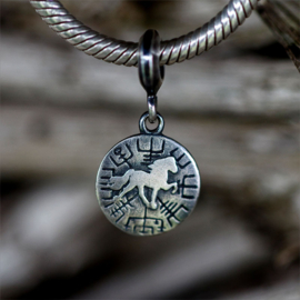 Vegvísir Power Tölter zilver: charm IJslands magisch symbool met IJslands paard