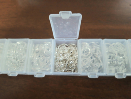 Box met 950 silverplated ringetjes