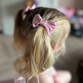 Haar knipjes met strik