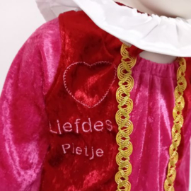Pietenpak met cape en geborduurde tekst maat 86
