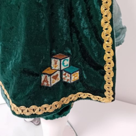Pietenpak met cape en geborduurde tekst maat 86