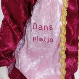 Pietenpak met cape en geborduurde tekst maat 86