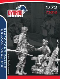 Dynamo | 72012 | U.S. Paratrooper giving chocolate | 1:72