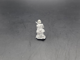 EWM | DutInf03 | Infantryman Kneeling Firing Rifle | 1:72