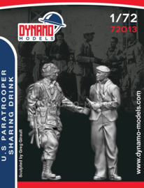 Dynamo | 72013 | U.S. Paratrooper sharing a drink | 1:72