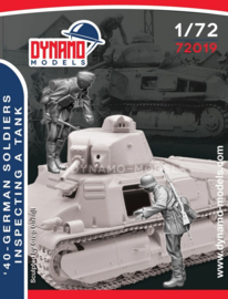 Dynamo | 72019 | German Early War Soldiers Inspecting a Tank | 1:72