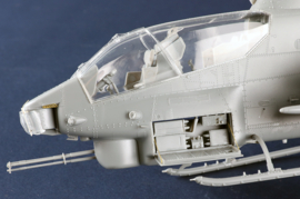 Trumpeter | 05117 | AH-1W "Super Cobra" helicopter (Turned Exhaust) | 1:35
