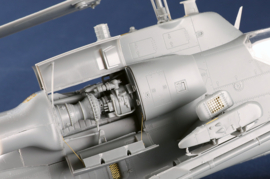 Trumpeter | 05117 | AH-1W "Super Cobra" helicopter (Turned Exhaust) | 1:35