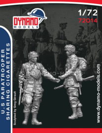 Dynamo | 72014 | U.S. Paratroopers sharing cigarettes | 1:72
