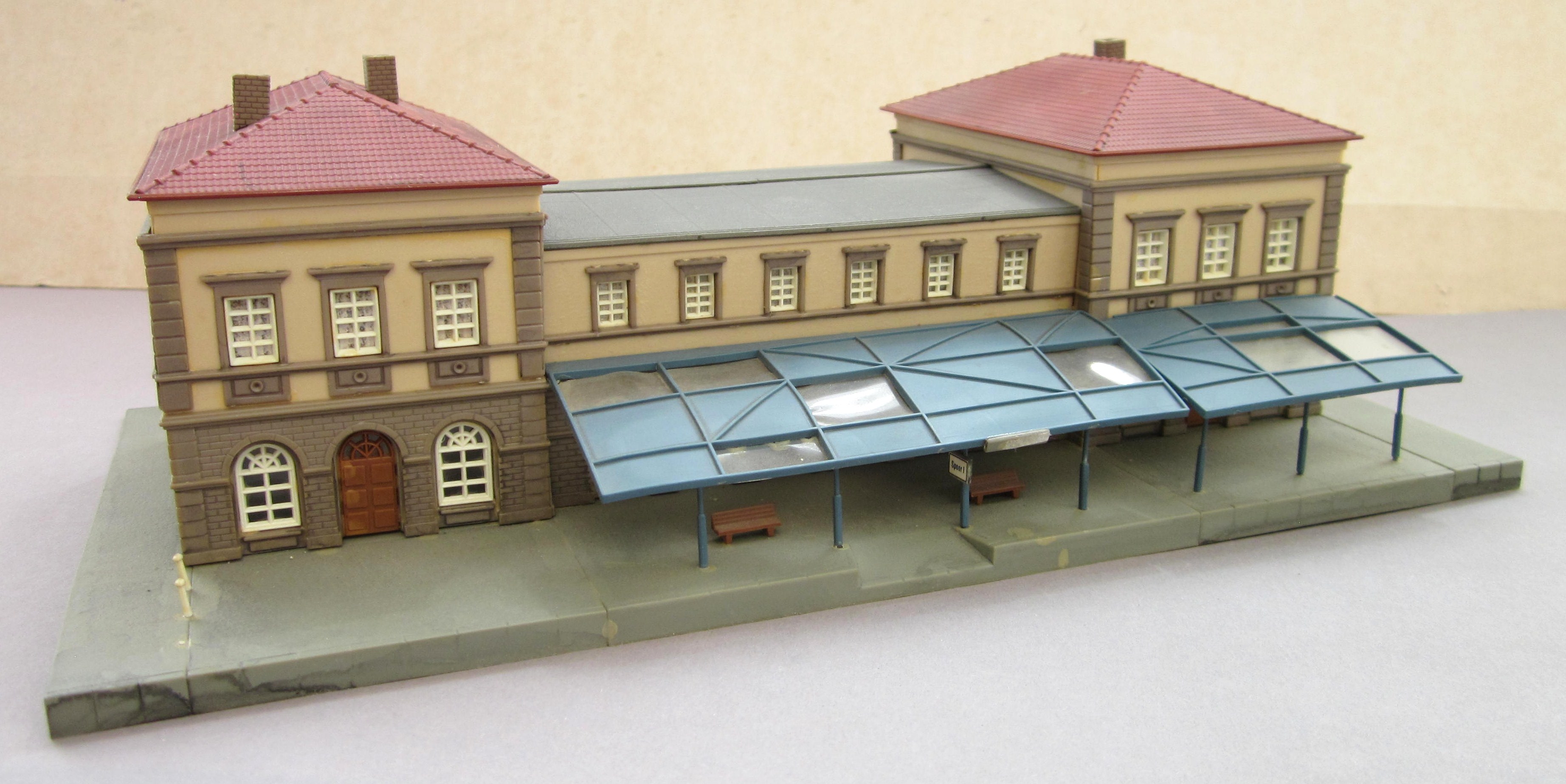 Station, Pola