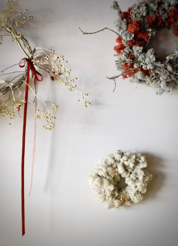 Moss wreath mini - White with  golden metal bee - ø20cm