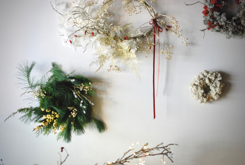 Moss wreath mini - White with  golden metal bee - ø20cm