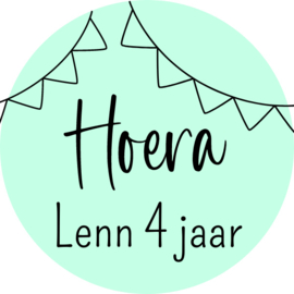 Sticker hoera met naam + leeftijd