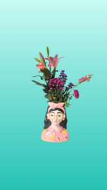 Vaas meisje met bloemen