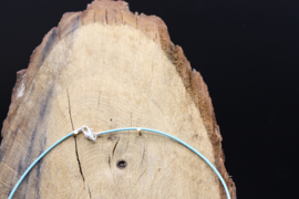 Lederen halsketting met karabijnslotje licht blauw 45 cm