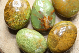 Groene Opaal hand geslepen steen