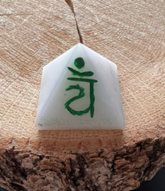Chakra Set Piramide Witte Jade