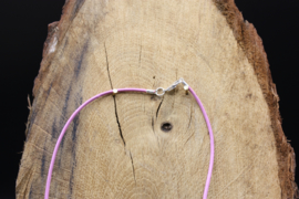 Lederen halsketting met karabijnslotje roze 45 cm
