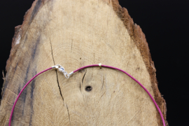 Lederen halsketting met karabijnslotje donker roze 45 cm