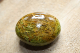Groene Opaal hand geslepen steen