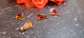 Bedels metaal schaats goud-rood-groen, per stuk