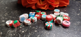 Polymeer kralen kerst figuurtjes, ongeveer 25 stuks
