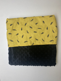 Wieg / wagen dekentje zwart minky fleece en geel met zwarte veren