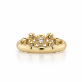 Gouden ring met zeven diamanten in bolzettingen