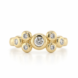 Gouden ring met zeven diamanten in bolzettingen