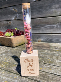 Blokje met droogbloemen in buisje juf