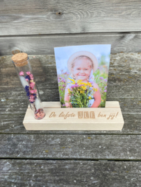 Fotoplankje met buisje en droogbloemen