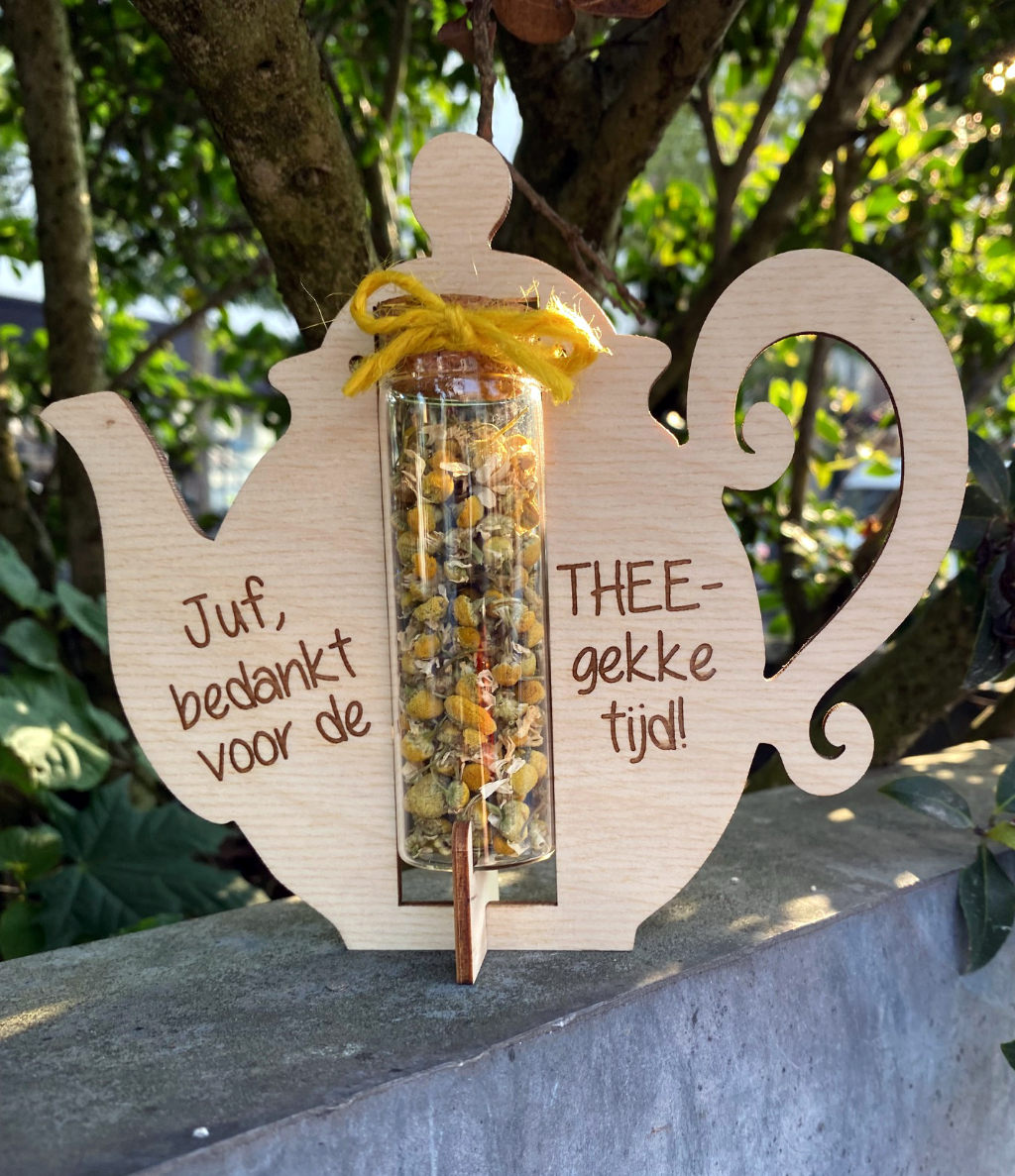 houten theepot met glazen buisje thee